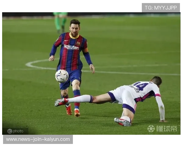巴塞罗那禁区前沿耐心传导，机会逐渐显现