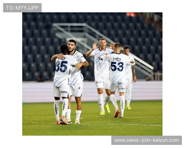 球队在欧冠中通过阵容深度抗住连续作战压力，欧冠哪些队伍